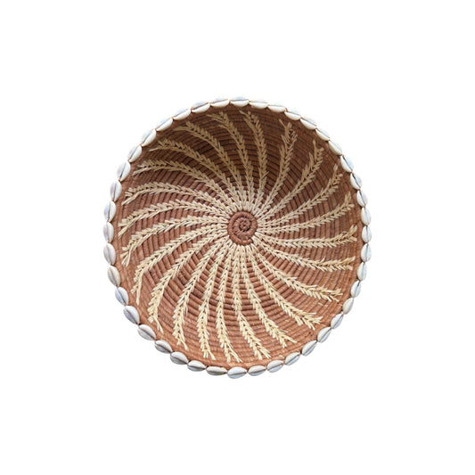 Raffia bowl with shell border